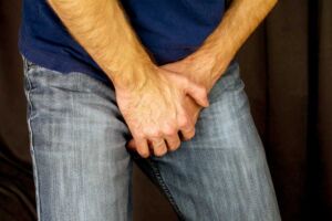 Kropelkowe nietrzymanie moczu u mężczyzn – przyczyny i leczenie