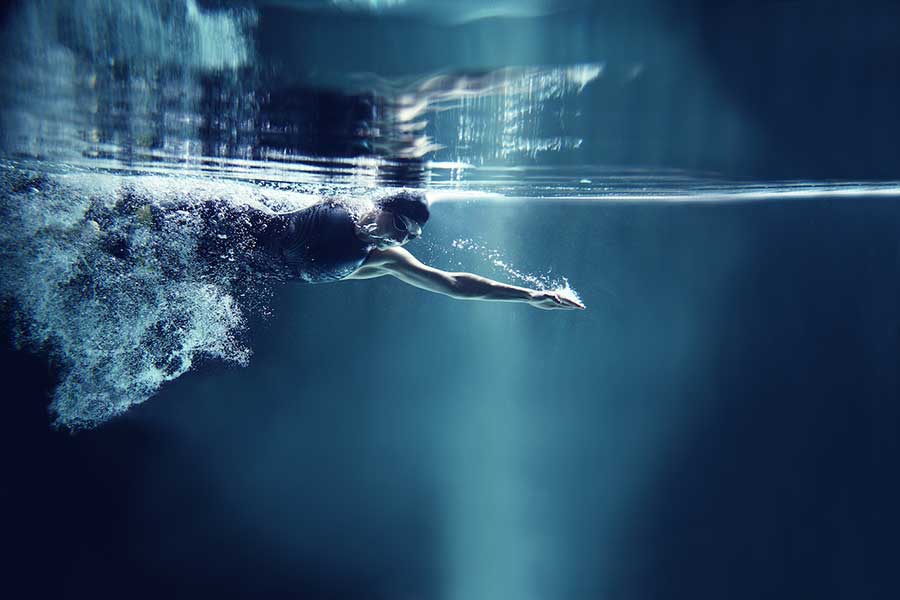 Jak pływanie wpłynie na Twoje zdrowie i kondycję? Poznaj pięć korzyści wynikających z uprawiania tej dyscypliny