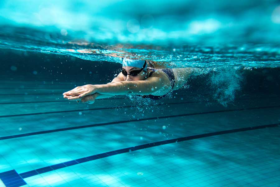 Jak pływanie wpłynie na Twoje zdrowie i kondycję? Poznaj pięć korzyści wynikających z uprawiania tej dyscypliny