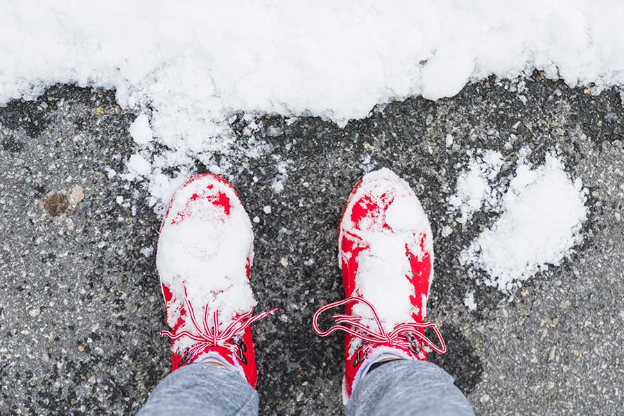 Buty na zimę a zdrowie stóp – jak unikać przeziębień od spodu?