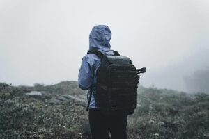Kurtki wodoodporne w turystyce: jak wybrać skuteczną ochronę przed deszczem i wiatrem