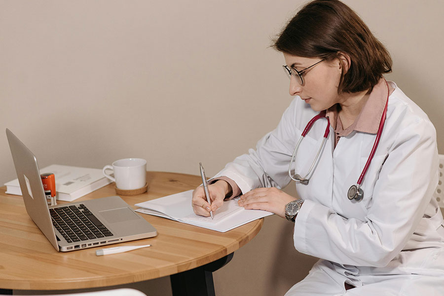 Porady lekarskie online - kiedy warto z nich skorzystać?