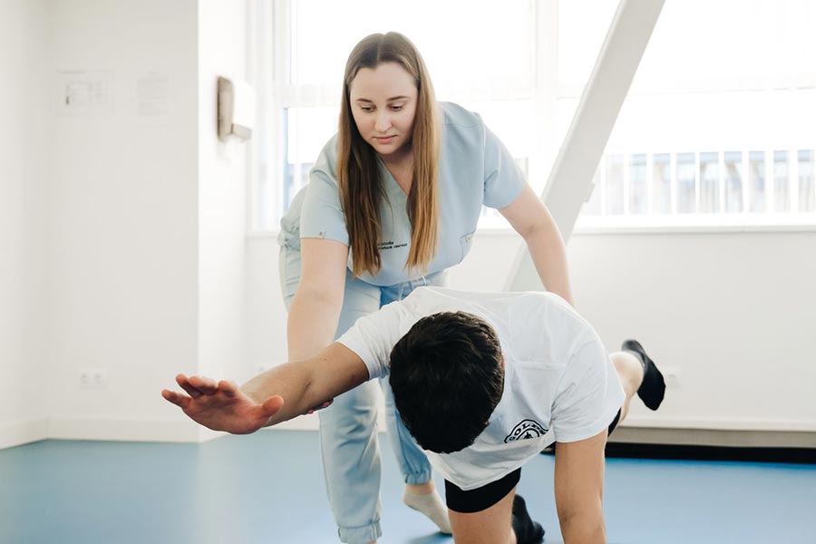 Fizjoterapeuta w Polsce - ile naprawdę można zarobić i jakie są warunki pracy?
