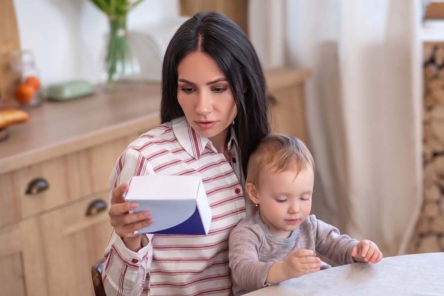Kobieta z dzieckiem suplementująca colostrum
